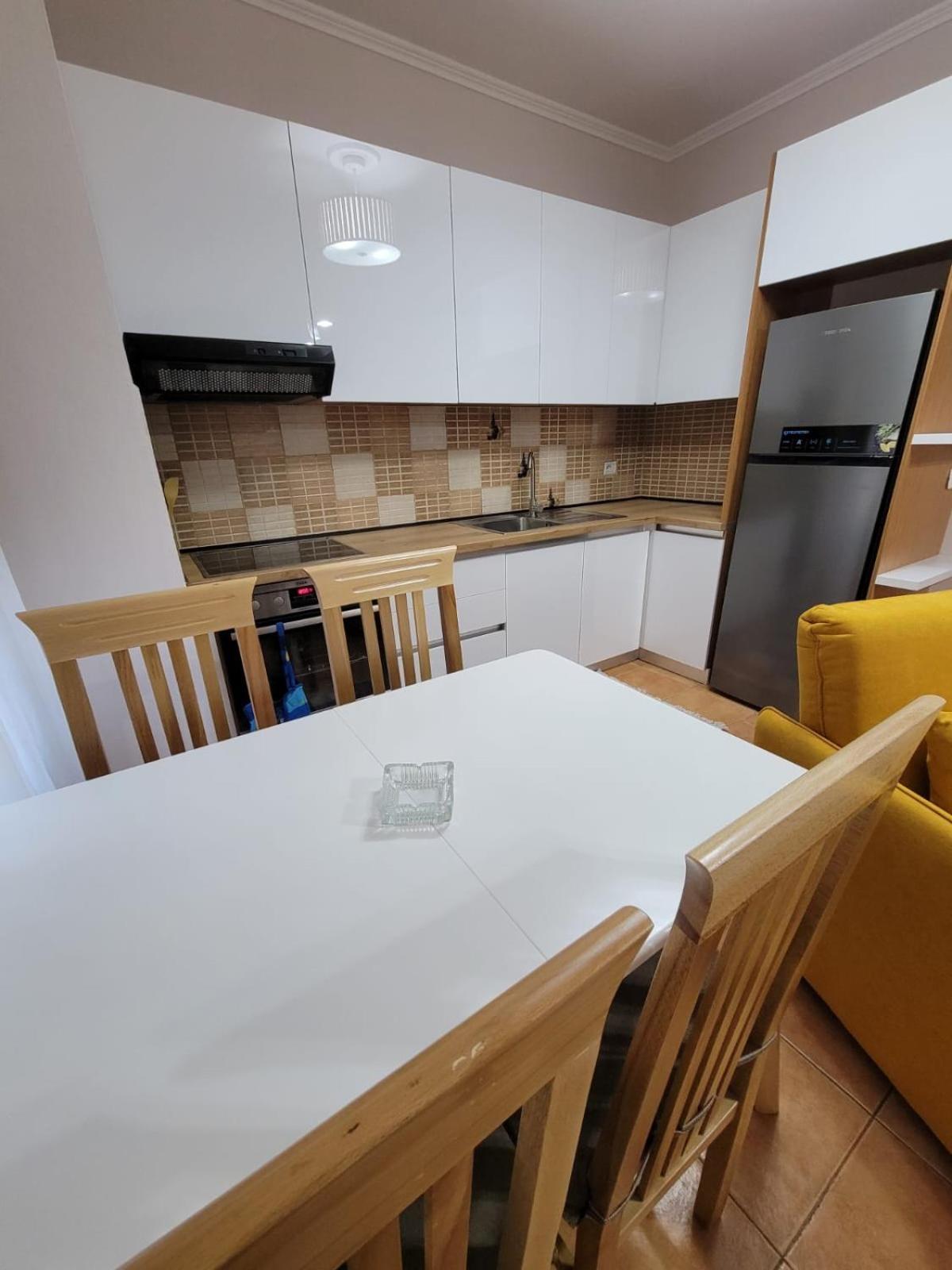 Apartament Eri's For Rent *